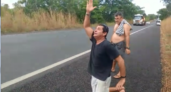Milagre – Caminhoneiro vê seu caminhão pegando fogo, clama a Deus por chuva e ela cai