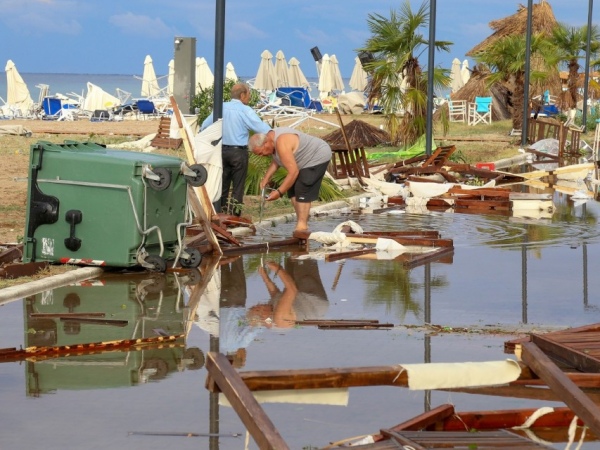 Tornado e chuvas de granizo matam seis turistas e ferem dezenas na Grécia