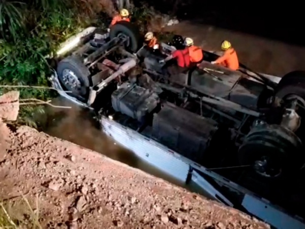 Caminhão tomba, cai de ponte e condutor morre em trecho da BR-101