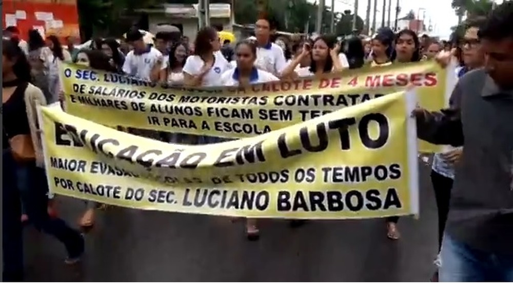 Estudantes e motoristas de transporte escolar protestam em Palmeira dos Índios, AL