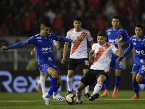 River perde pênalti no último minuto e Cruzeiro arranca empate em Buenos Aires