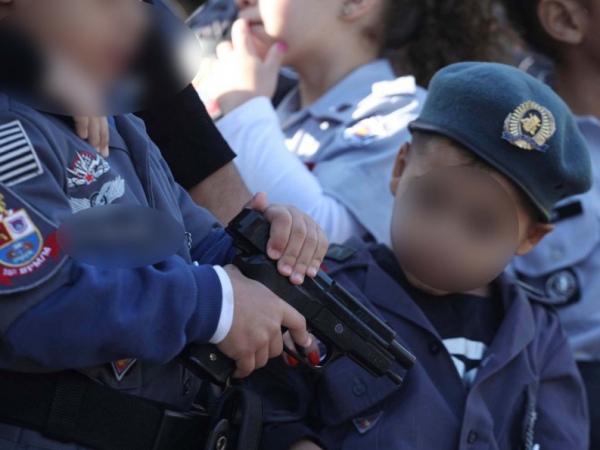 Crianças fardadas exibem réplicas de armas em desfile de 9 de julho em SP