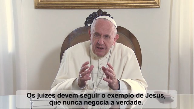 Em vídeo, papa Francisco pede em oração que juízes sejam isentos e é atacado por defensores de Moro