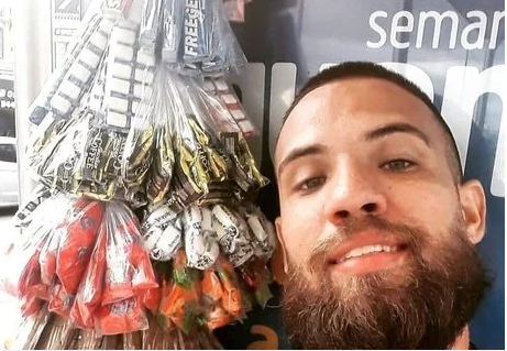 Camelô do Rio procura cliente que pagou balas de R$ 2 com nota de R$ 100