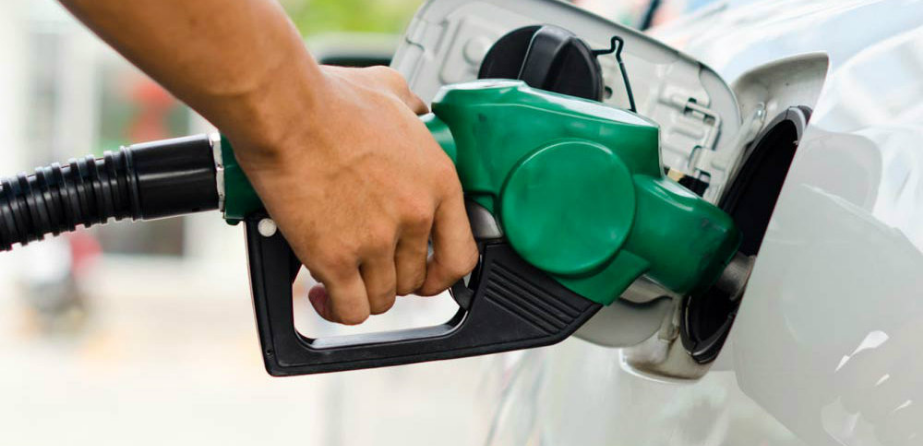 Petrobras baixa gasolina em R$ 0,03 e diesel em R$ 0,04