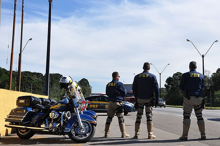 Bolsonaro libera R$ 36 milhões para policial rodoviário trabalhar na folga