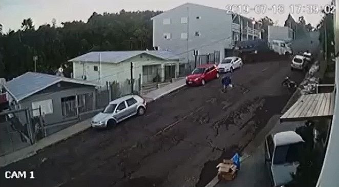 Caminhão desgovernado atinge casa e quase atropela pedestre; vídeo