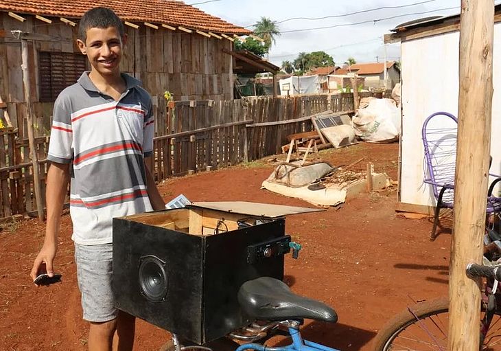 Menino cria sistema de energia após irmã morrer em incêndio causado por vela