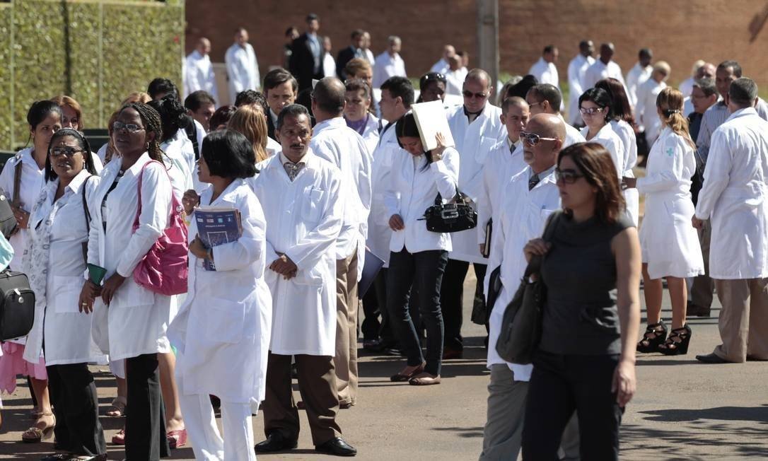 Governo Bolsonaro quer reintegrar cubanos no Mais Médicos