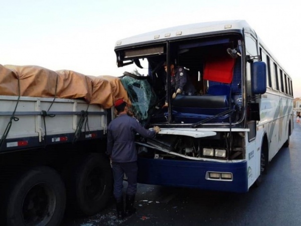 Em direção a Alagoas, ônibus colide com carreta e deixa uma criança morta em MG