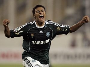 Cleiton Xavier oficializa aposentadoria dos gramados