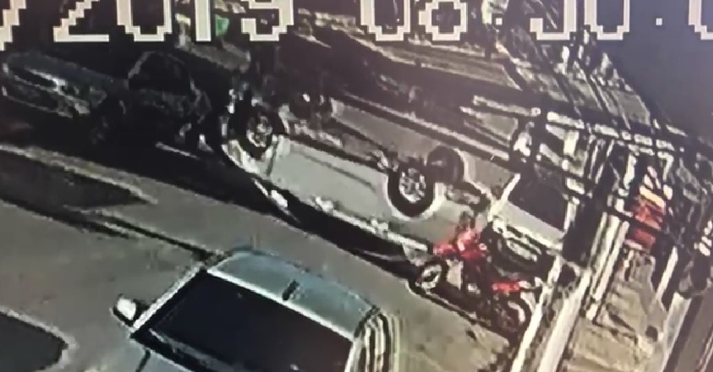 PM prende motorista embriagado após capotar veículo em Maceió