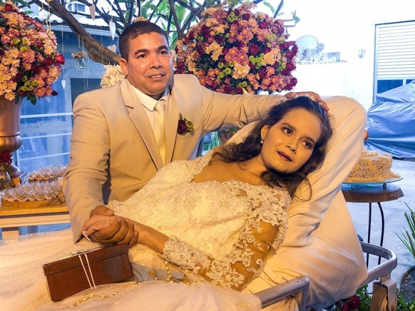 Paciente morre de câncer dias após se casar em hospital de Maceió