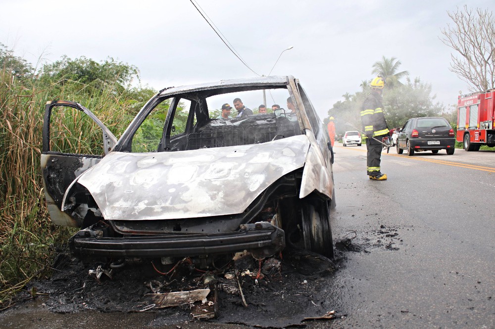 Carro pega fogo na AL-205, em União dos Palmares