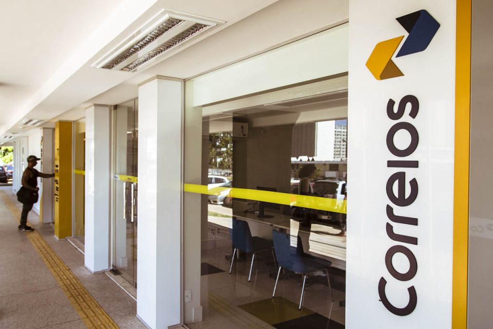 Governo planeja privatizar Correios, Telebras e outras 7 estatais