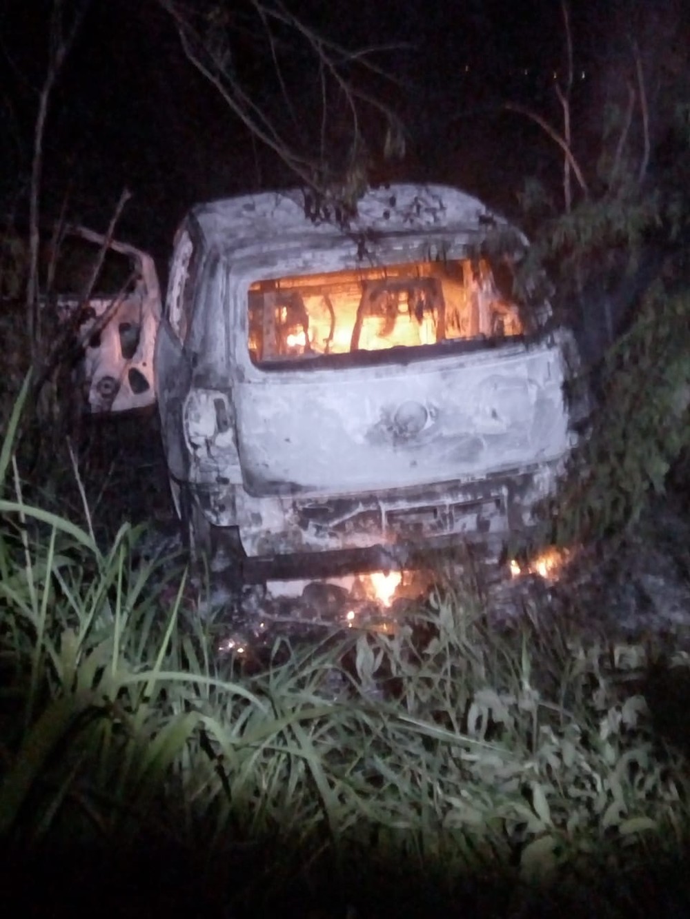 Carro fica destruído após incêndio na AL-485, em Arapiraca