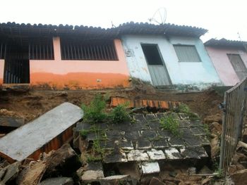 Muro desaba e deixa três pessoas feridas em Joaquim Gomes