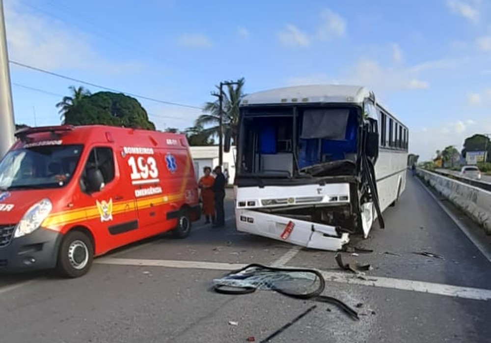 Colisão entre ônibus de estudantes, caminhão e moto deixa feridos em Rio Largo, AL