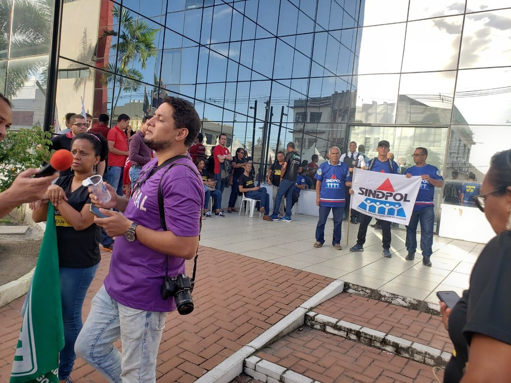 Servidores de AL fazem ato em frente ao Palácio do Governo para cobrar reposição salarial