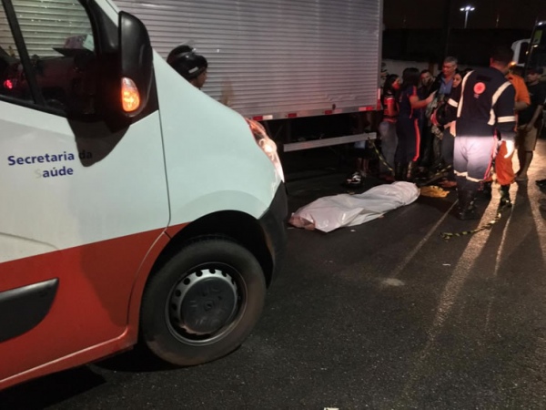 Mulher morre e outra fica ferida em acidente envolvendo moto e caminhão baú em Arapiraca