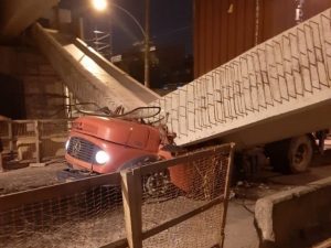 Parte de viaduto cai e deixa vítimas em Coelho Neto, Zona Norte do Rio