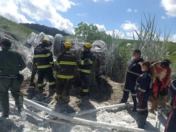 Motorista morre após caminhão capotar na BR-104, em São José da Laje