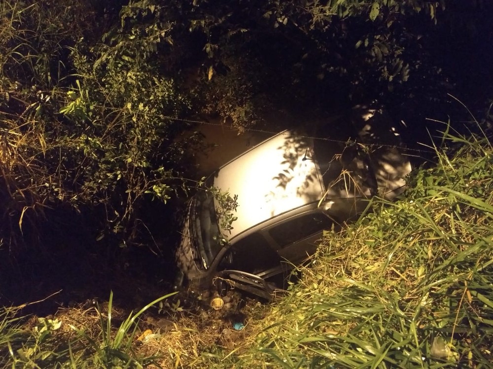 Carro cai em vala na cidade de Porto Calvo