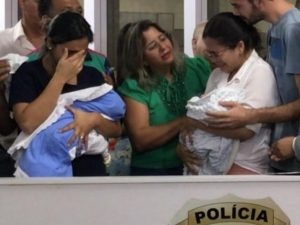 Bebês são devolvidos aos pais biológicos após DNA comprovar a troca