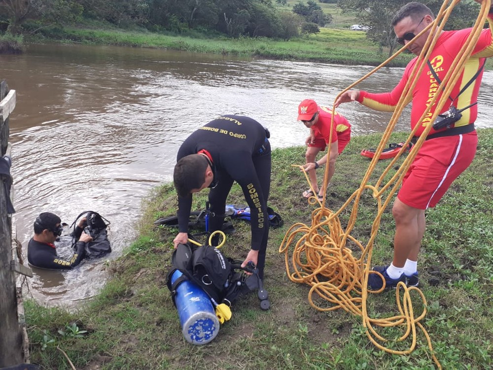 Corpo de caminhoneiro que sumiu em rio em São Miguel dos Campos, AL, é encontrado