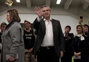 Alberto Fernández vence primárias e parte como favorito na eleição presidencial argentina