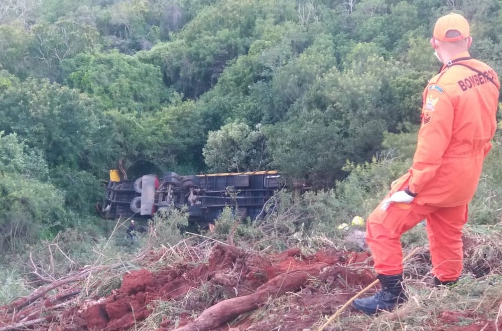 Caminhão boiadeiro capota na Serra das Pias, em Palmeira dos Índios