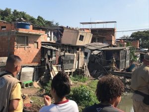 Mãe e filho são resgatados de casa que desabou em Curicica, no RJ