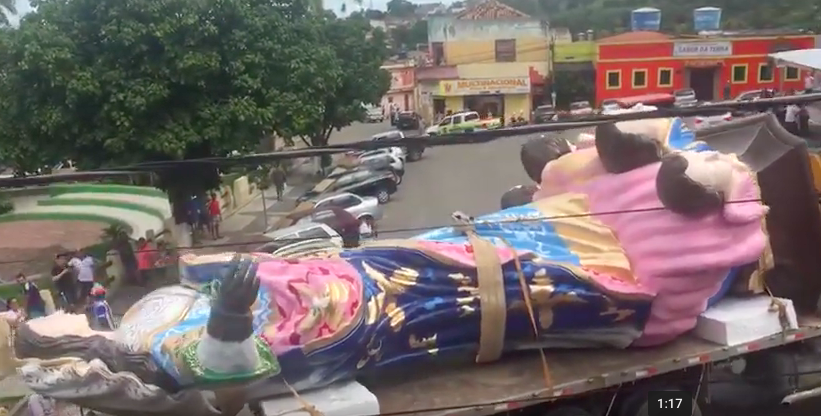 Chegada da imagem de Nossa Senhora do Amparo emociona fiéis em Palmeira; Veja vídeo