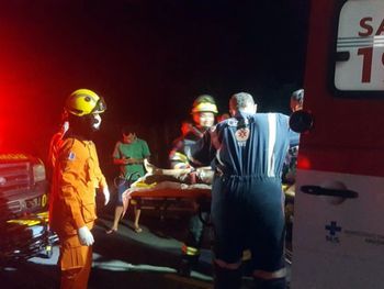 Gestante morre e criança de cinco anos fica ferida após colisão em árvore na BR 104