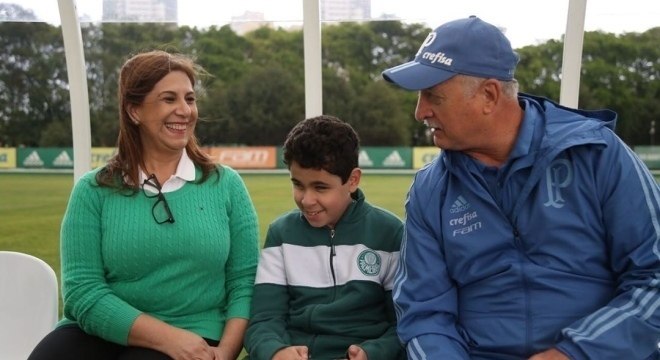 Mãe que narra jogo para filho cego é finalista de prêmio da Fifa