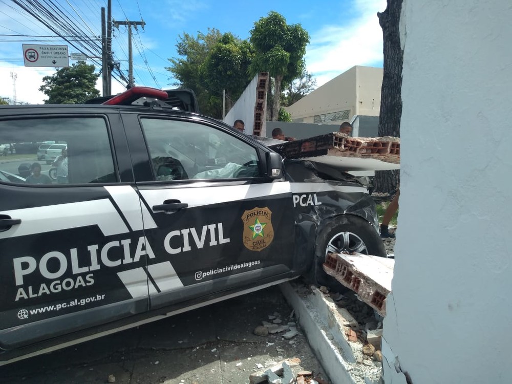 Viatura da polícia bate em carro de passeio e derruba muro na Av. Fernandes Lima, em Maceió