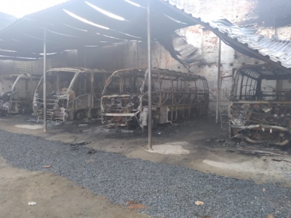 Incêndio em galpão destrói micro-ônibus em Rio Largo