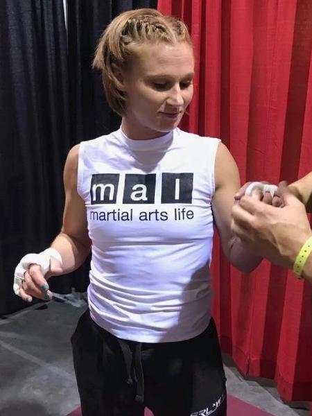 Ex-lutadora de MMA morre aos 32 anos após sofrer aneurisma