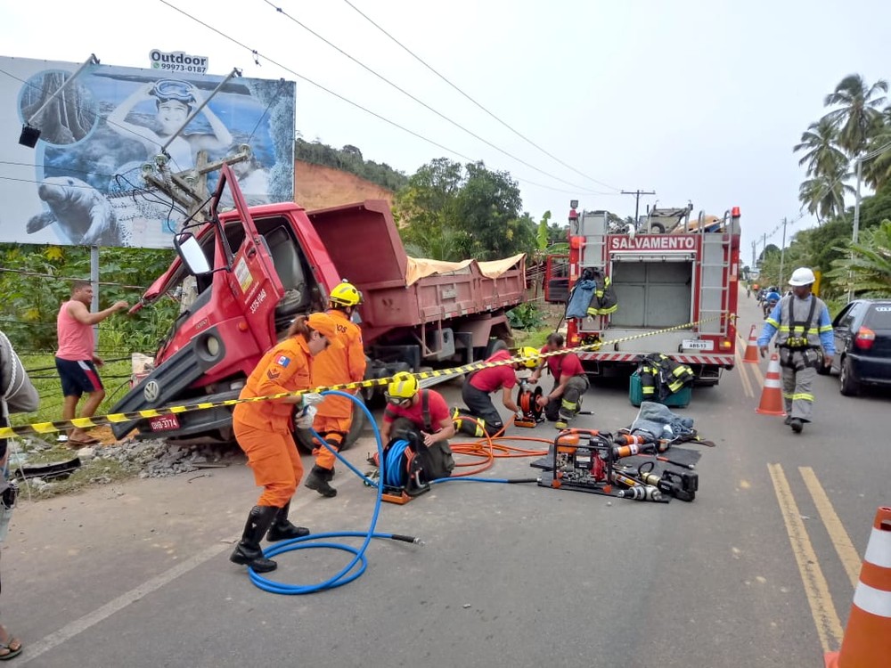 Jovem fica preso às ferragens após caminhão colidir contra poste na AL-101 Norte