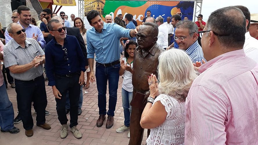 Lêdo Ivo é homenageado com escultura no calçadão de Jatiúca