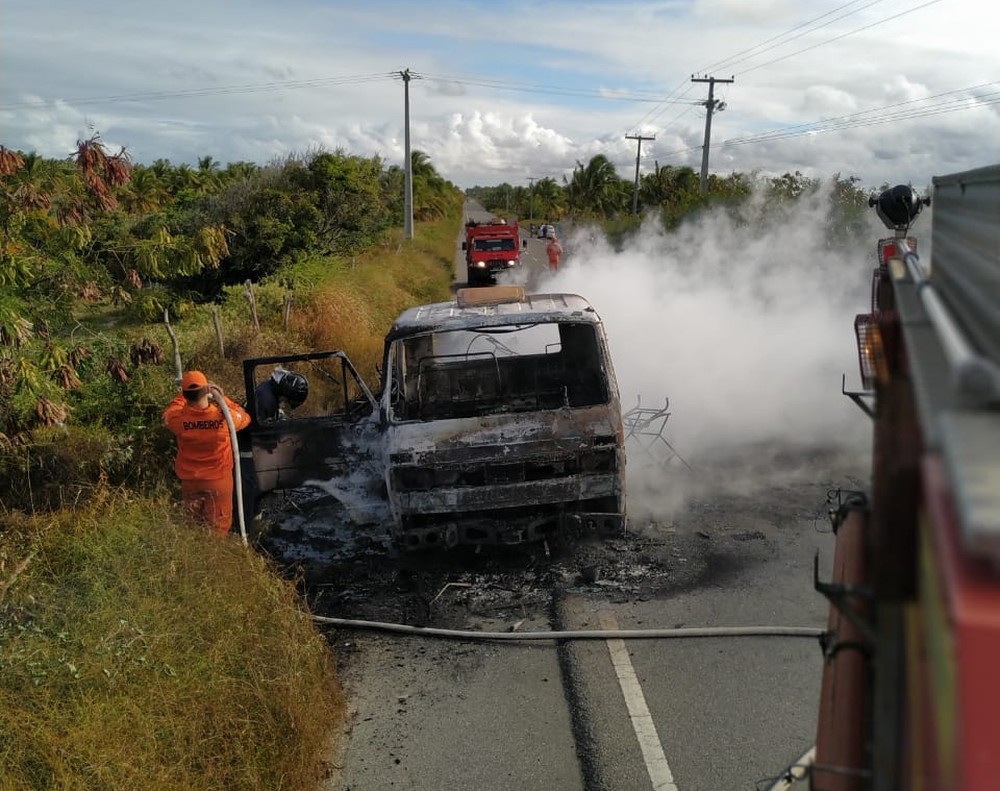 Caminhão com materiais de alumínio pega fogo na AL-101 Sul