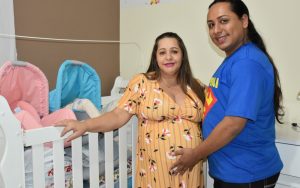 Professora dá à luz netos e realiza sonho do filho gay de ser pai