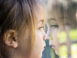 Cientistas criam pulseira inteligente que prevê crises autistas