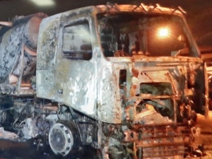 Carreta e caminhão pegam fogo após acidente no Clima Bom