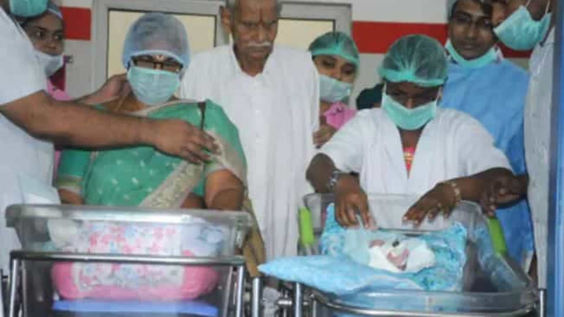 Mulher de 74 anos dá à luz duas meninas gêmeas