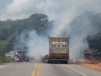 Carretas carregadas com vinhaça incendeiam após colisão na BR-101