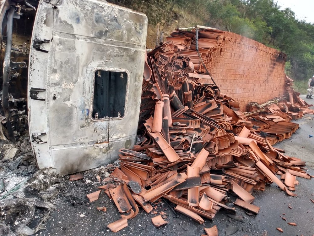 Caminhão carregado com telhas tomba e pega fogo na AL-115, em Palmeira dos Índios