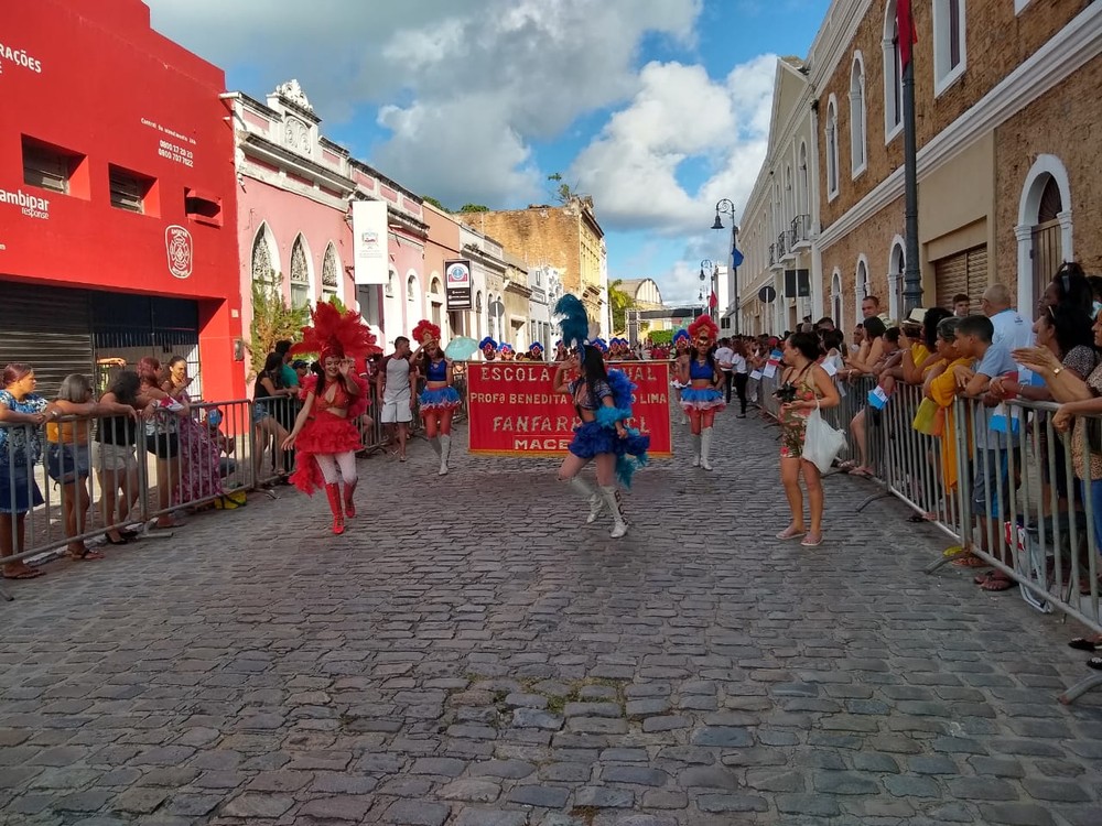 Desfile com estudantes em Jaraguá, Maceió, marca os 202 anos da Emancipação Política de Alagoas