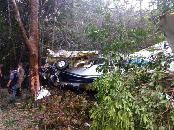 Avião de pequeno porte cai em Manaus e deixa 10 feridos