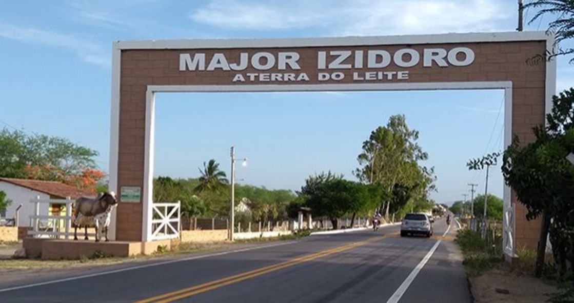 Homem é preso após ameaçar a mãe com uma faca de serra em Major Izidoro